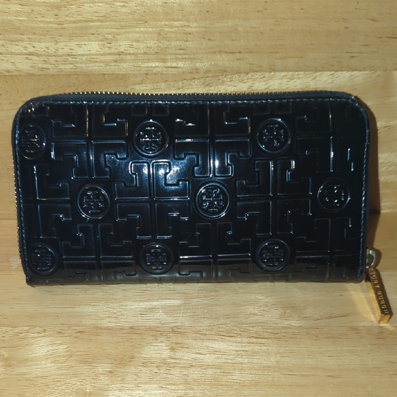 Sleek Black Tory Burch Wallet with Gold Zipper - Picture 2 of 9